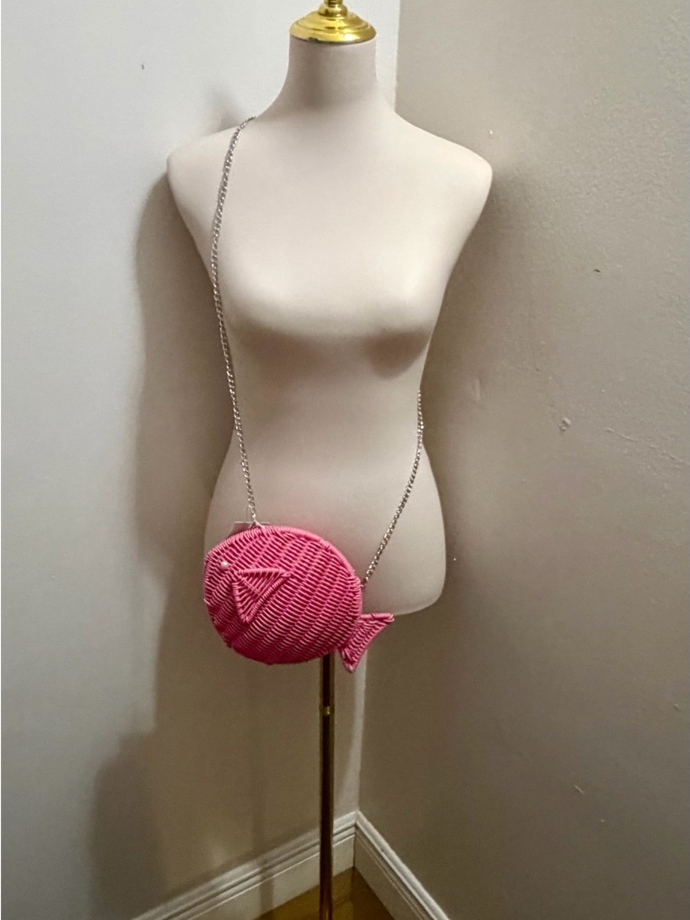 Tommy Bahama Pink Fish-Shaped Woven Crossbody Bag - Picture 2 of 2